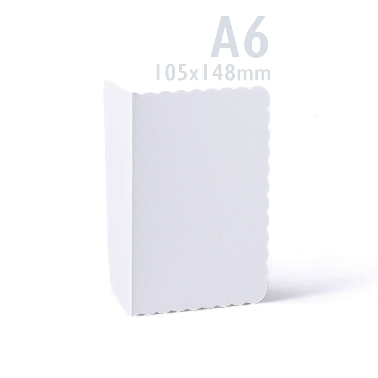 Vita kort och kuvert med vågig kant – förpackning