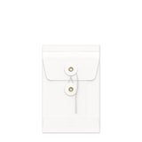 Kuvert med sträng och bricka och bälgsidor